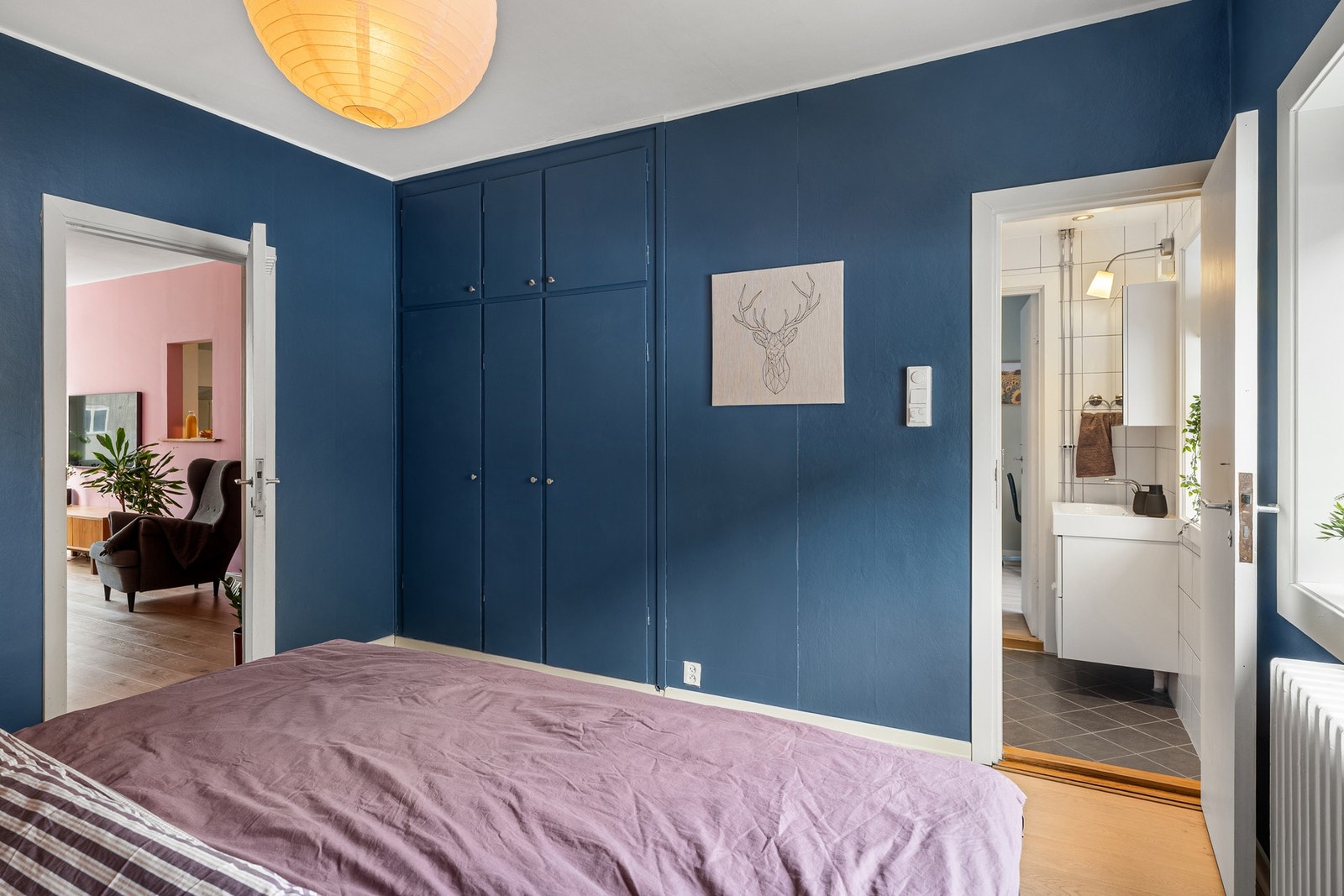 Det er også god oppbevaringsplass i plassbygget garderobeskap. Galleribilde