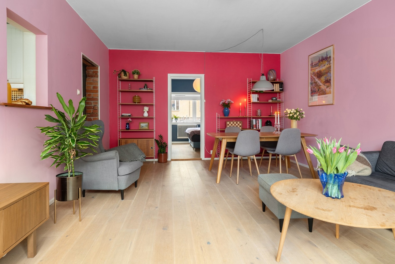 En stue som kombinerer leken fargebruk med ro og romfølelse. Galleribilde