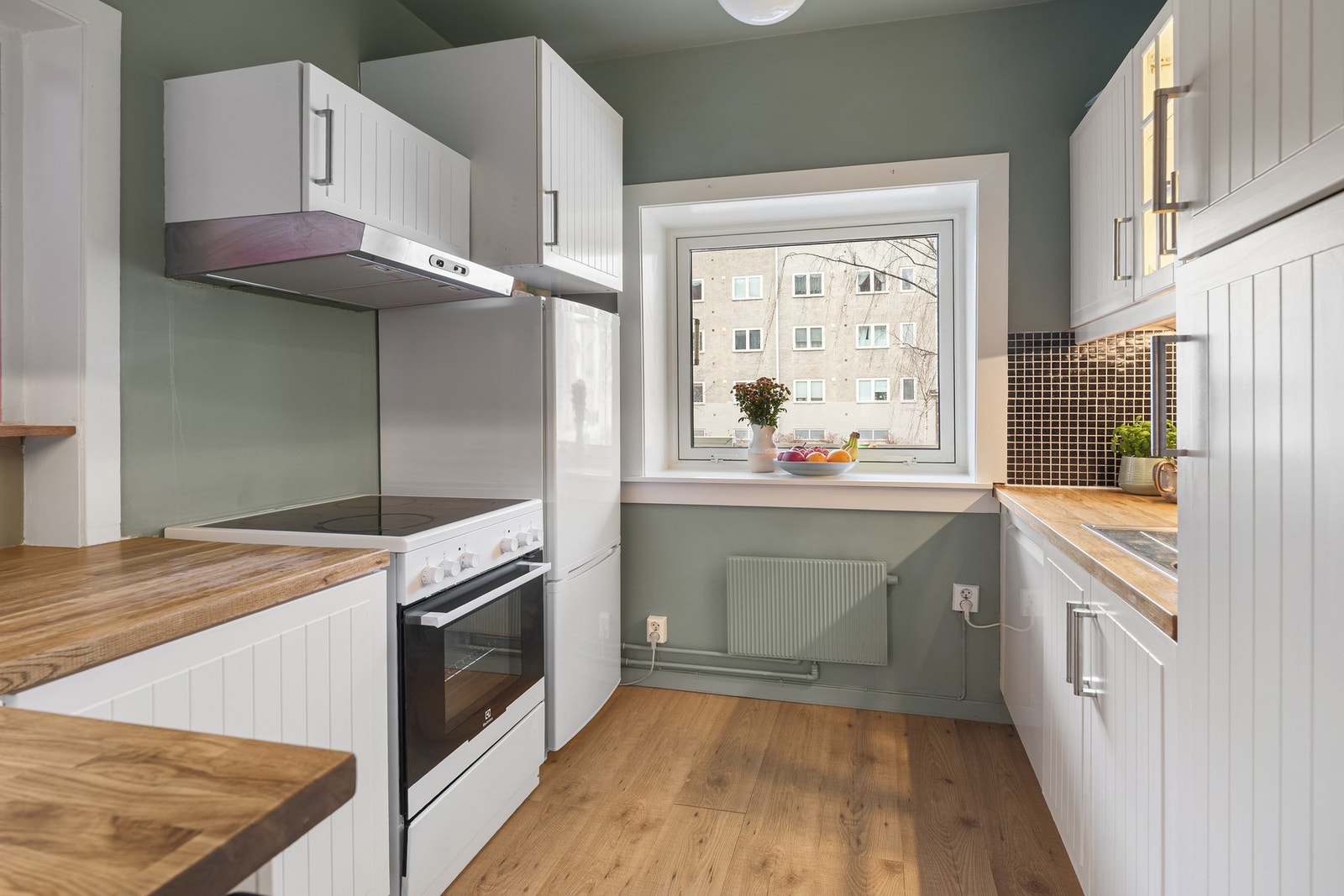 Kjøkken i separat rom, med god skap- og benkeplass. Galleribilde