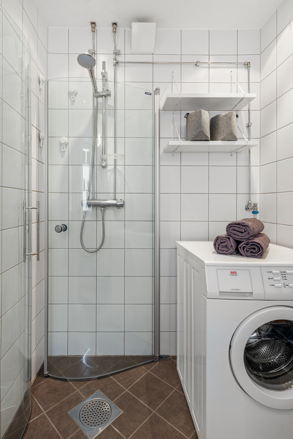 Flislagt bad/vaskerom med gulvvarme og opplegg for vaskemaskin. Det kan nevnes at det også er fellesvaskeri i borettslaget. Badet ble pusset opp i 2009. Galleribilde