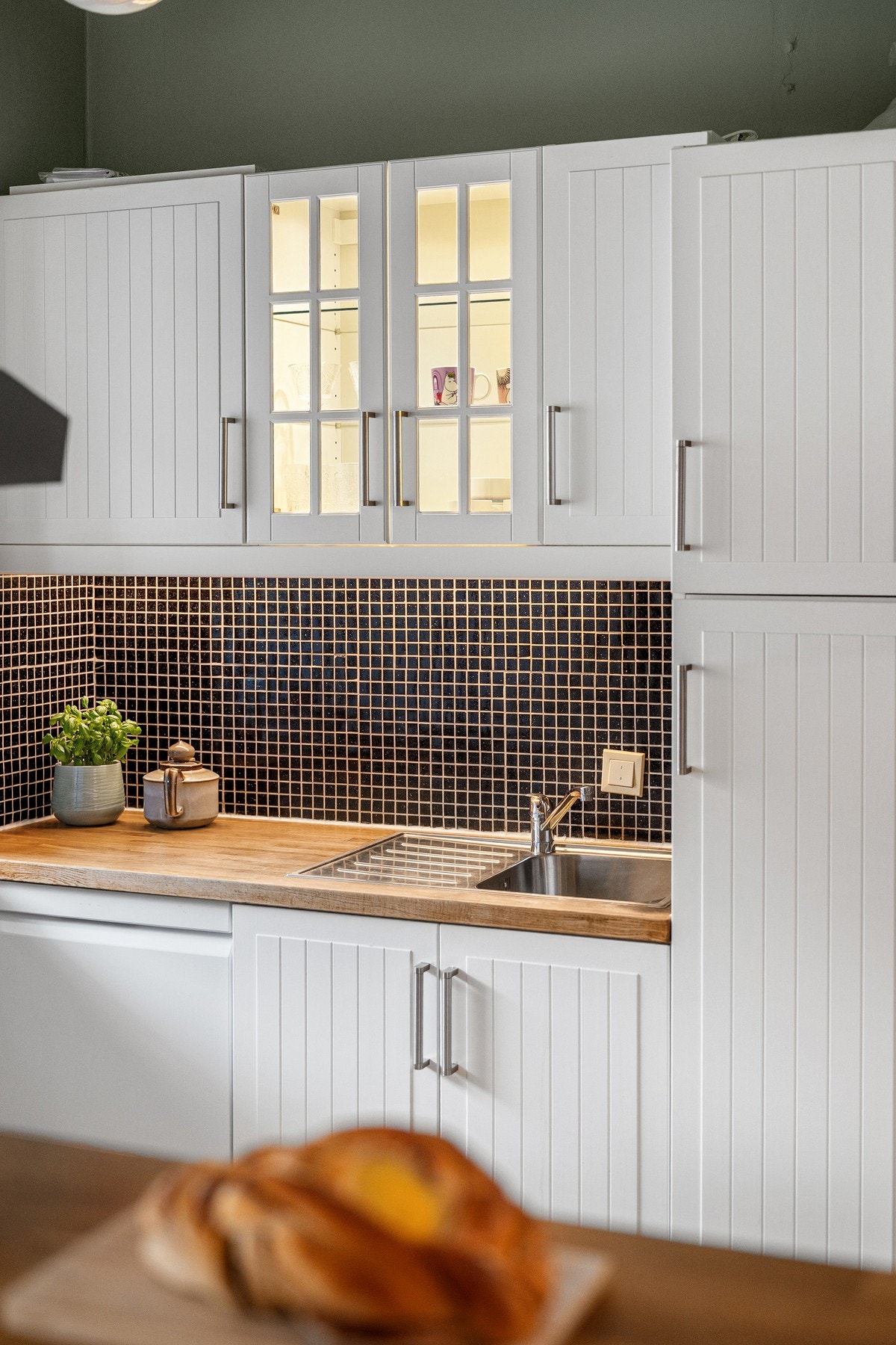 Tidløs og pen kjøkkeninnredning. Galleribilde