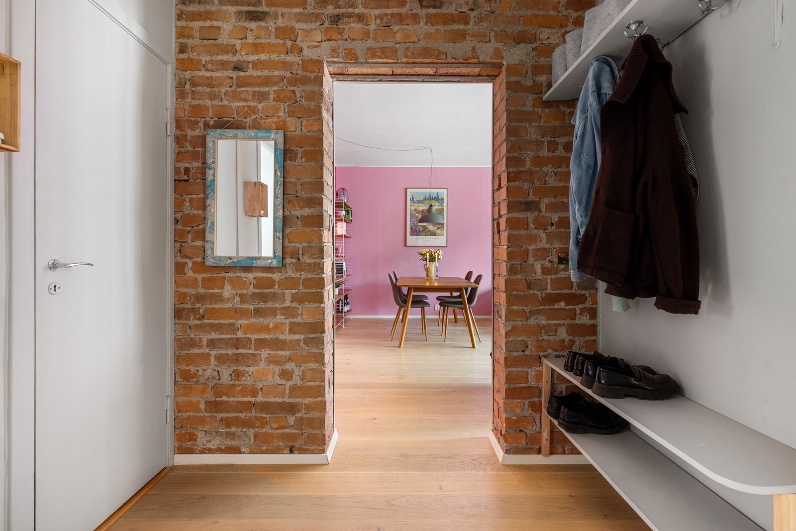 Innbydende entré med god plass til å henge fra seg yttertøy, som gir et ryddig og fint førsteinntrykk av boligen. Galleribilde