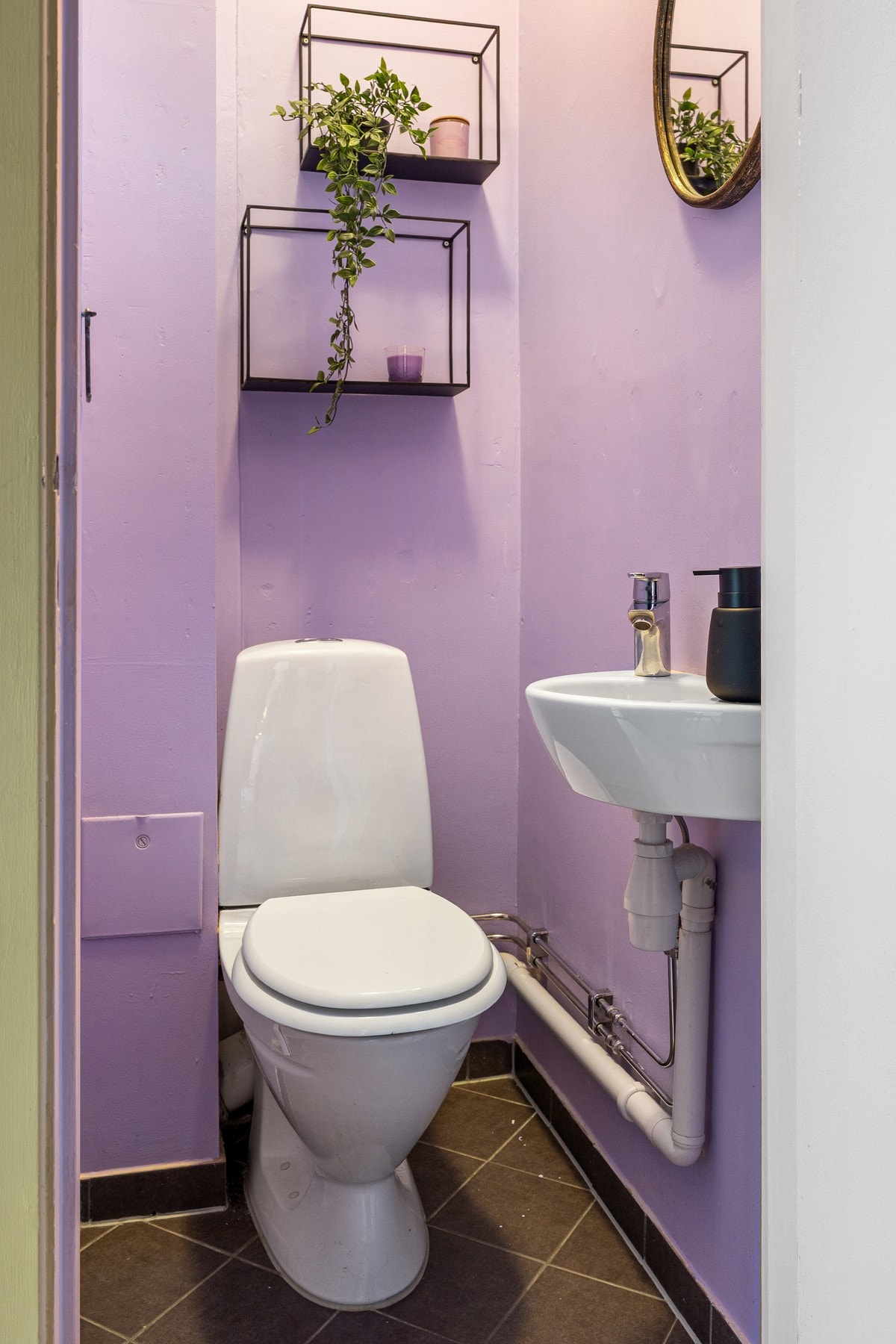 Toalettrommet er malt i en leken lillatone som tilfører leiligheten enda et lag med særpreg, et uventet, men sjarmerende innslag. Galleribilde