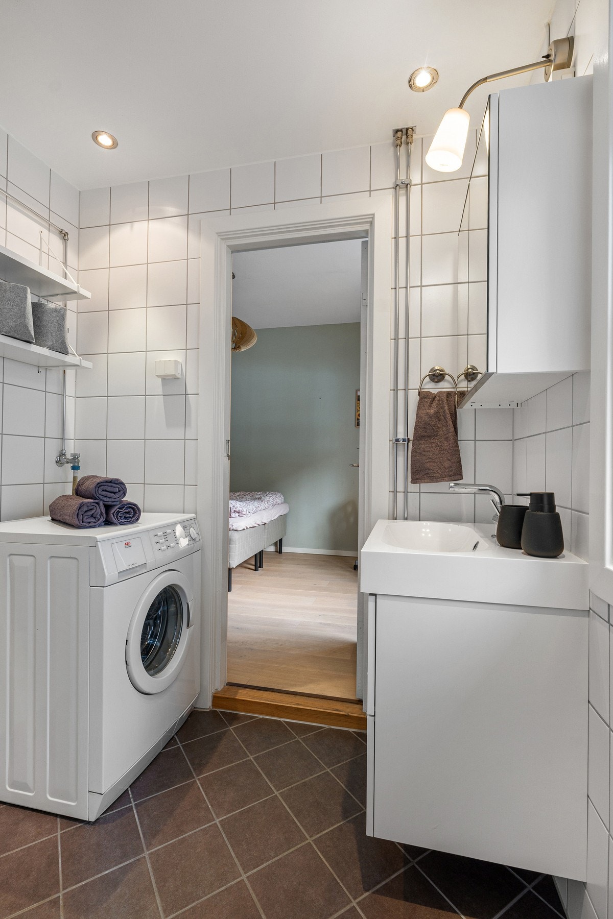 Fra begge soverommene er det inngang til badet. Galleribilde