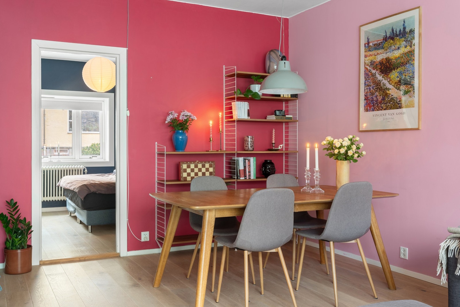 Spiseplassen er et naturlig samlingspunkt, et sted for middager, samtaler og øyeblikk som får lov til å vare. Galleribilde