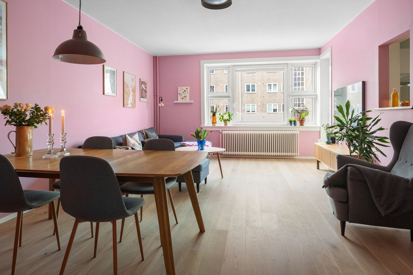 Lys og romslig stue med store vindusflater som gir godt med naturlig lys til rommet. Galleribilde