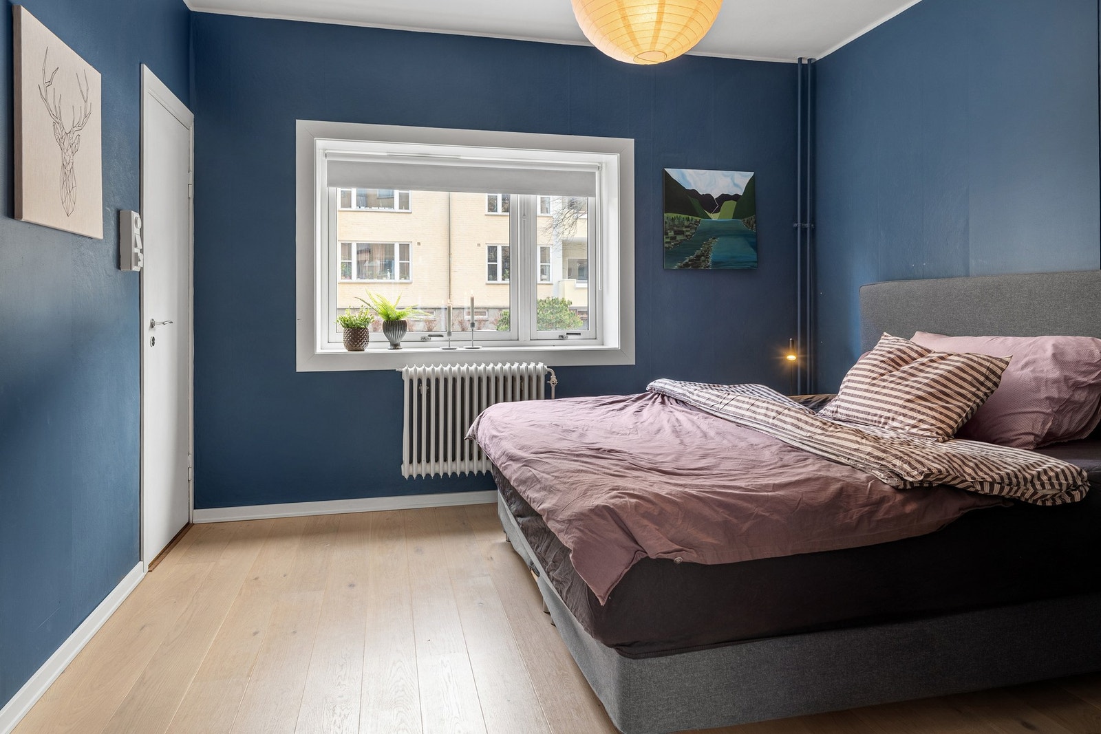 Romslig og lunt hovedsoverom med plass til dobbeltseng og tilhørende møblement. Galleribilde