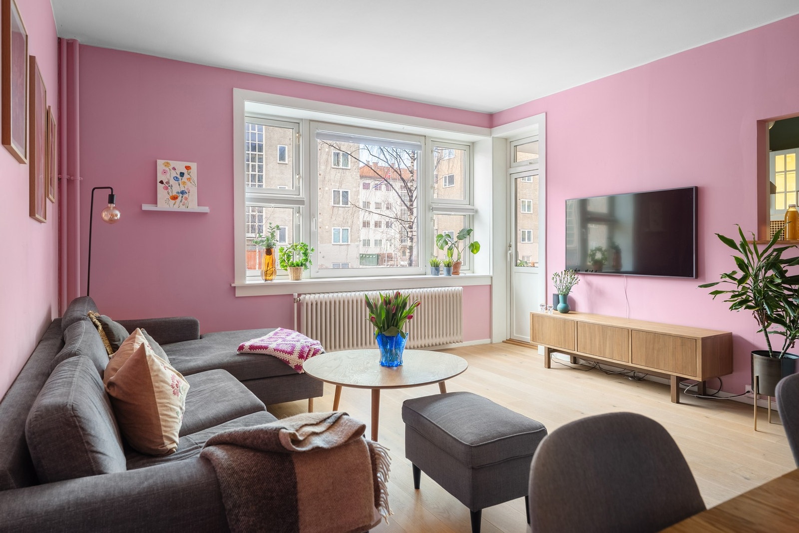 Stuen er malt i en sprek rosatone som gir både personlighet og sjel. Galleribilde