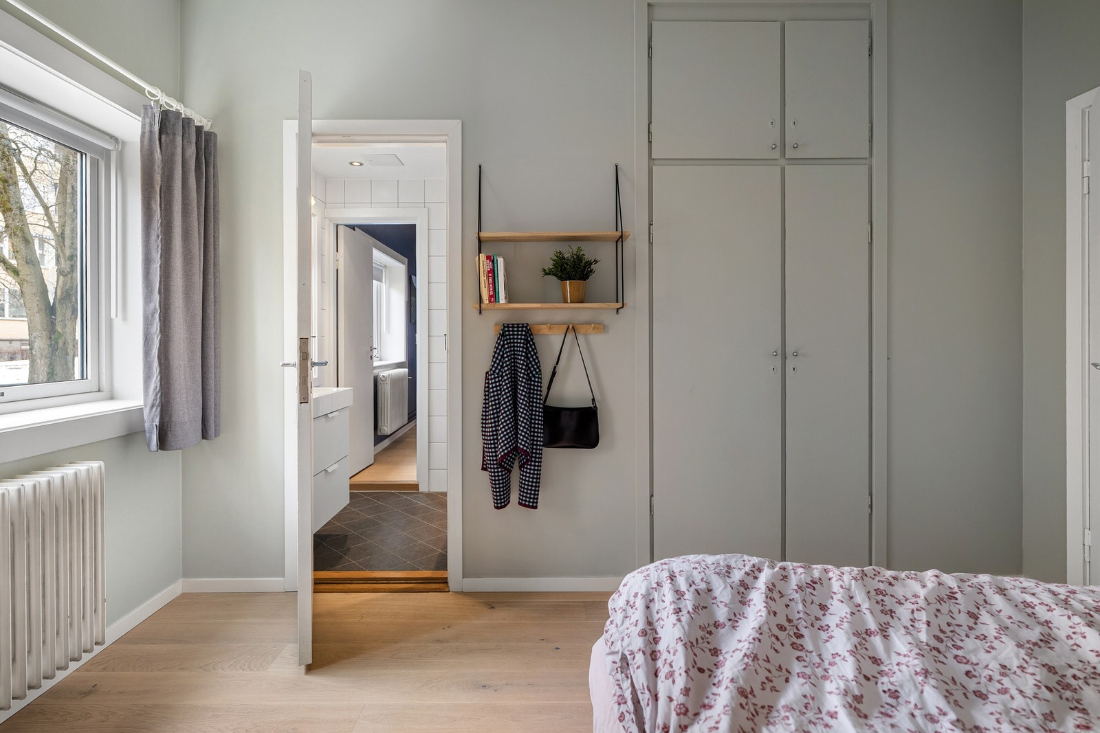 Også her er det plassbygget garderobeskap med god oppbevaringsplass. Galleribilde