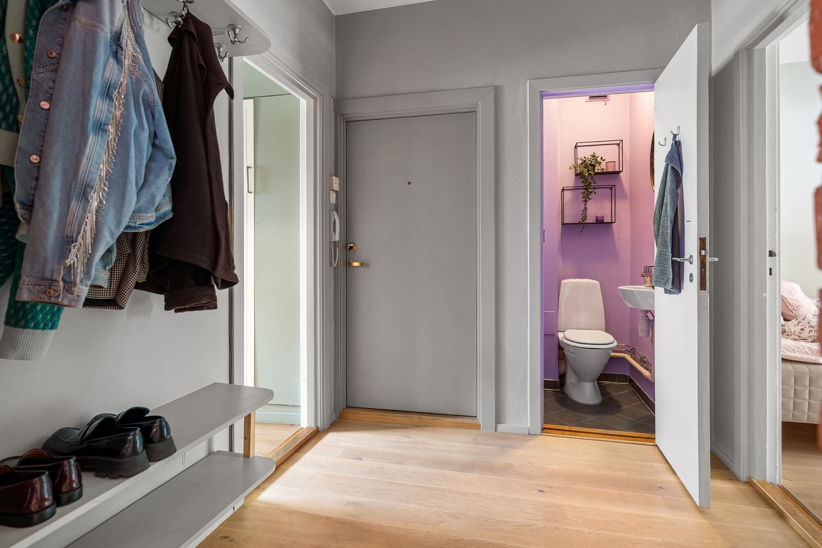 Separat toalettrom med adkomst fra entréen. En løsning som gir bedre flyt i hverdagen og er ekstra praktisk når man er flere i leiligheten. Galleribilde