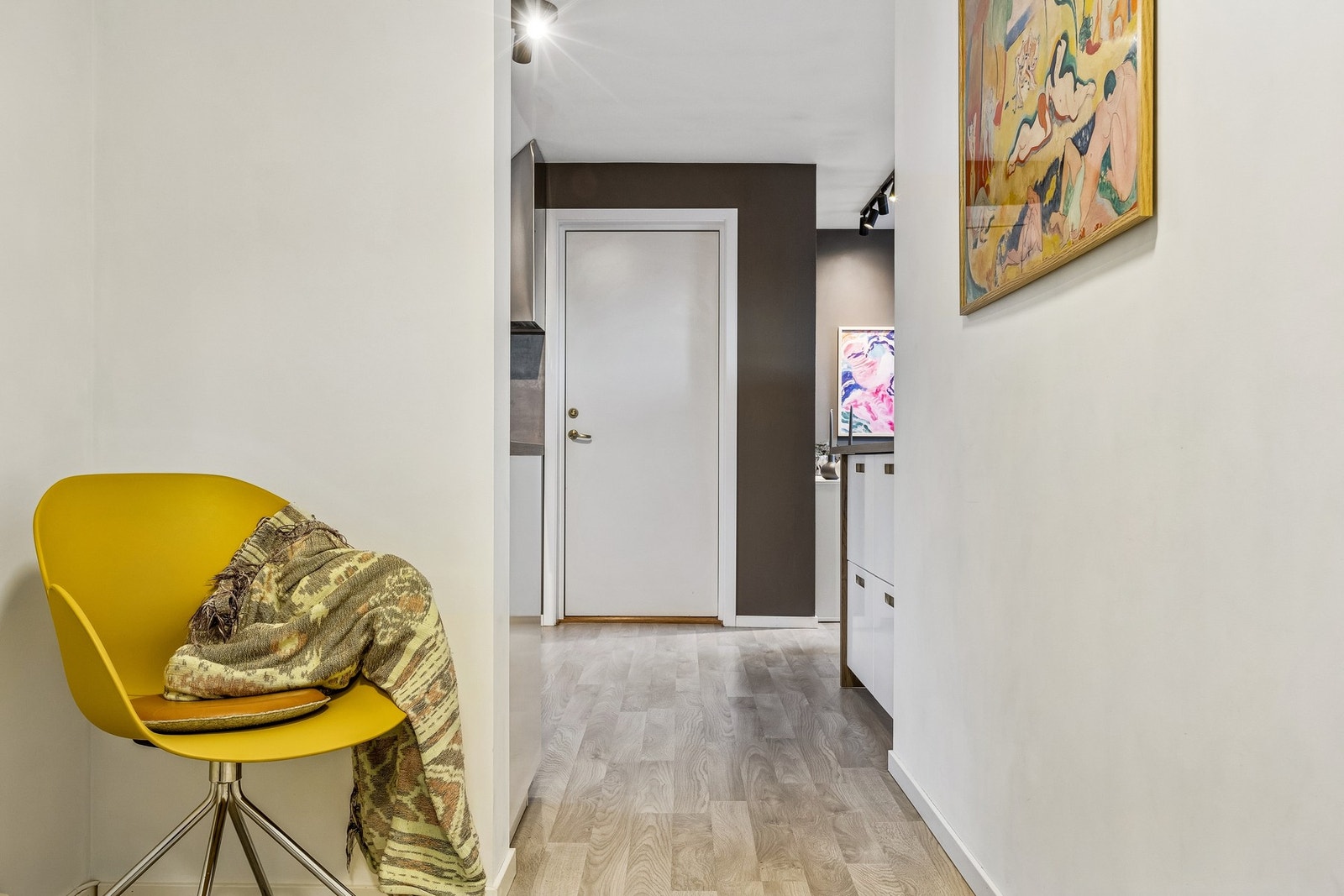 Leiligheten framstår urban og sjarmerende, og er gjennomgående i sin stil. Galleribilde