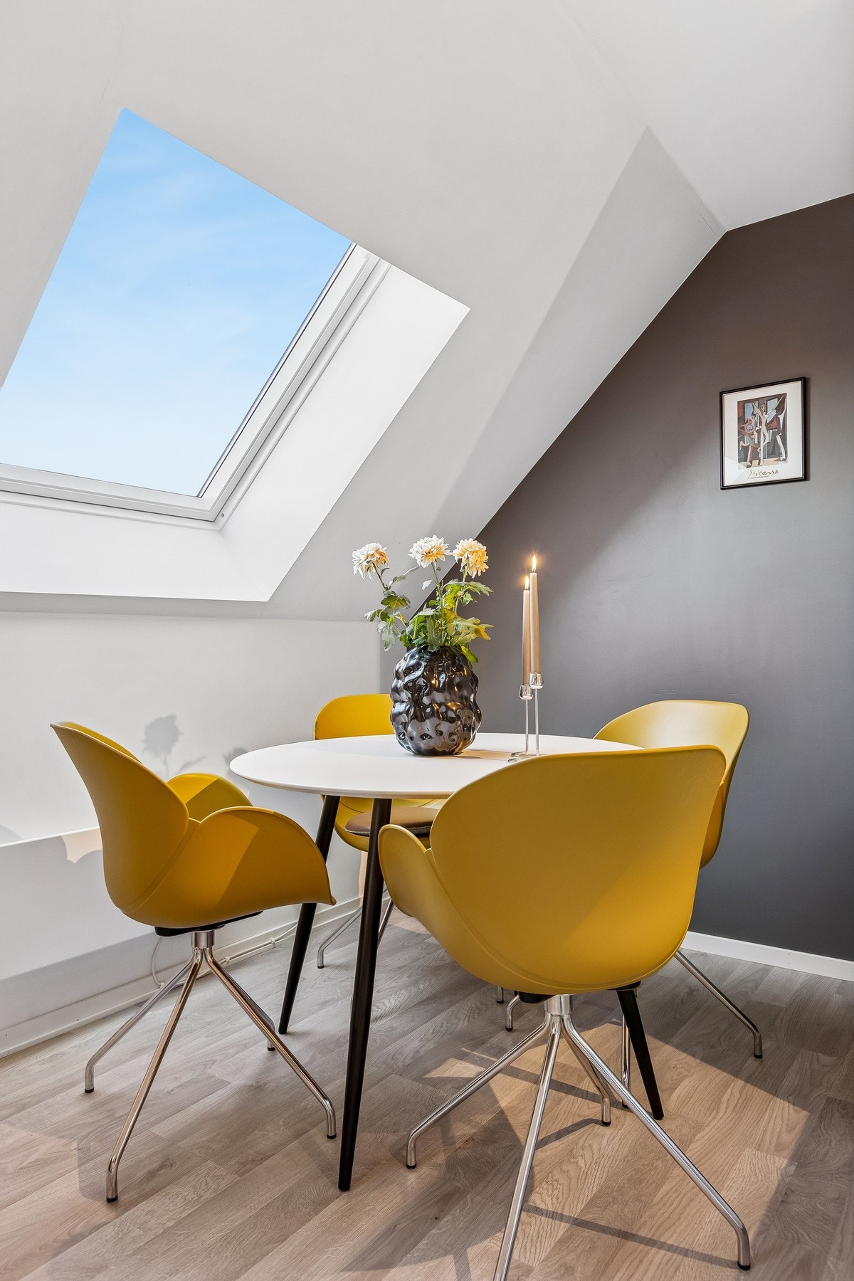 Spisebordet finner sin naturlige plass i sonen mellom kjøkken og stue. Galleribilde