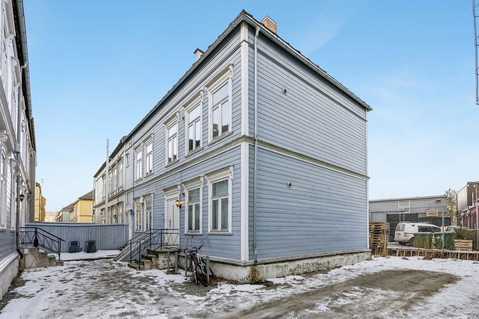 Leiligheten ligger fint til i den øverste etasjen av bygården fra 1899, med adkomst via trappeløp. Velkommen til en hyggelig visning! Galleribilde