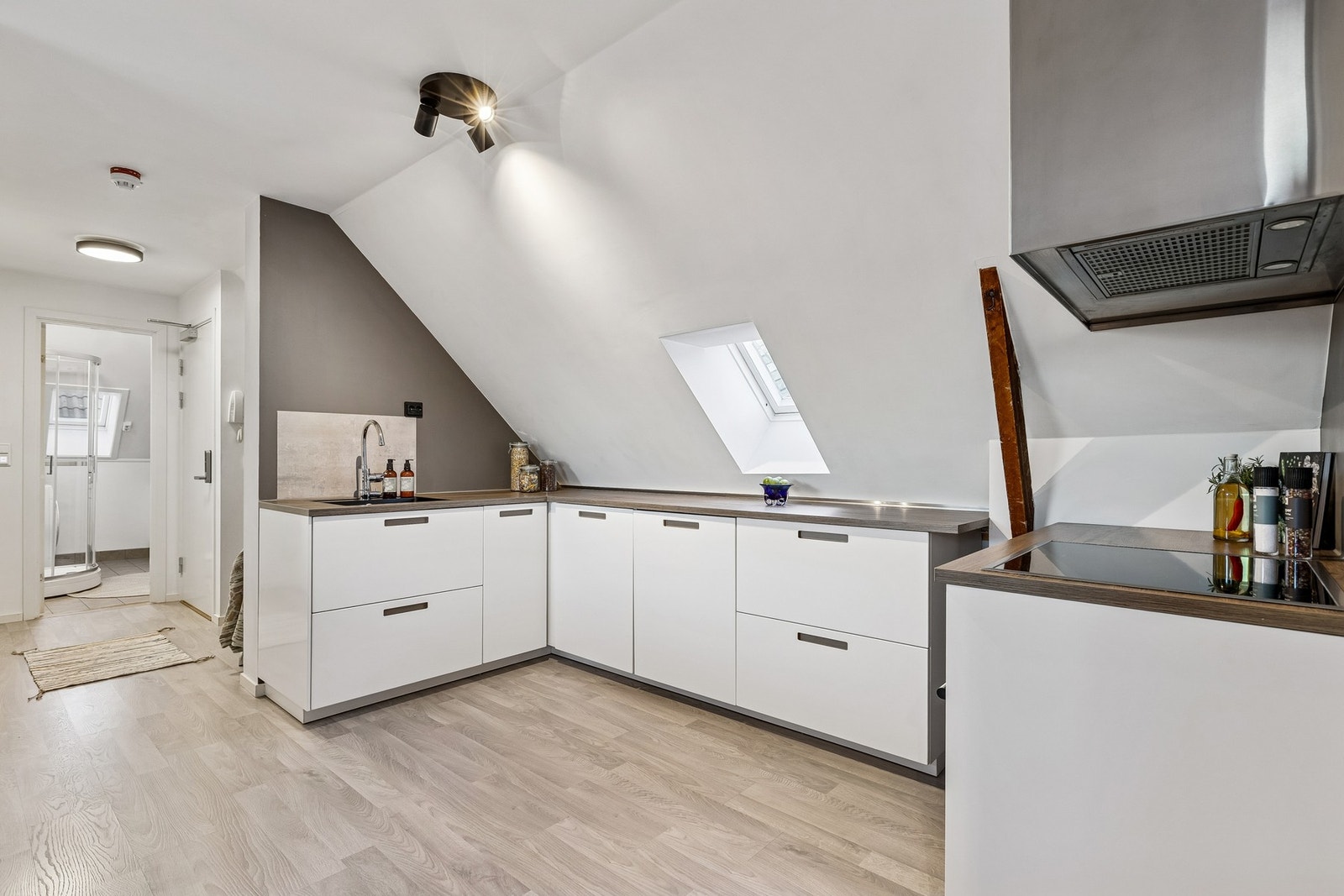 Kjøkkenet er smart planlagt med rikelig benkeplass, og har fått tilstandsgrad 1 av takstmann. Galleribilde