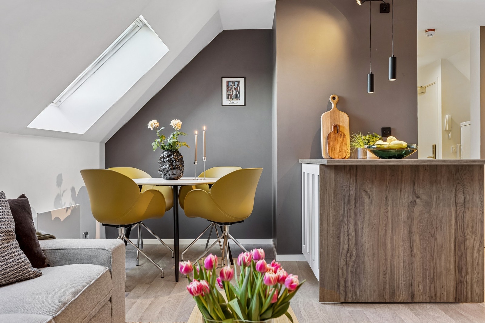 Den åpne løsningen mot kjøkkenet gir en romslig og sosial atmosfære - perfekt for både avslapning og samvær. Galleribilde