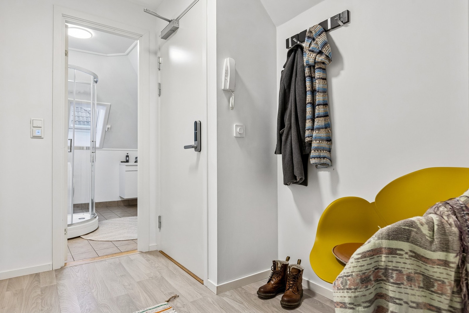 Romslig entre på 4 kvm som inviterer til et godt førsteinntrykk av leiligheten. Galleribilde