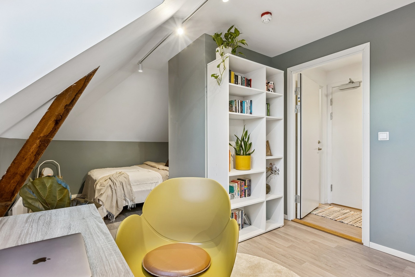 En smart planløsning gir soverommet flere funksjonelle soner, med romslig skyvedørsgarderobe og god plass til kontorpult. Galleribilde