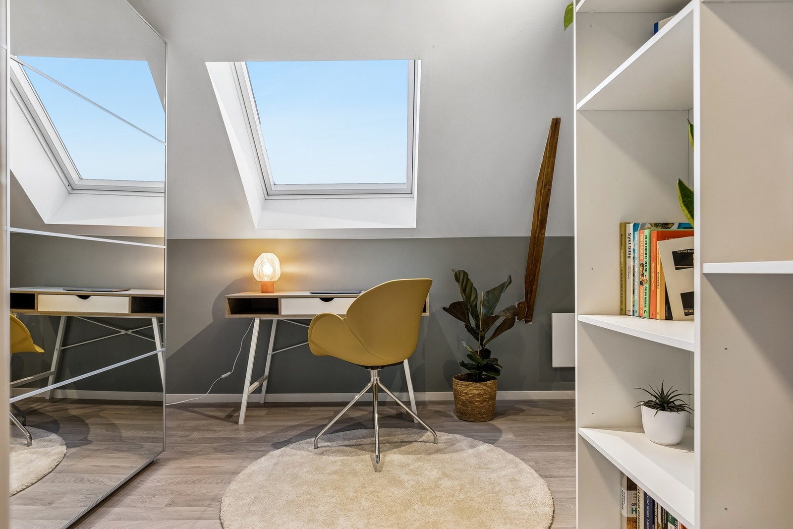 Leiligheten har bod i kjeller, samt tilgang til felles sykkelparkering for sameiet. Tak, kledning og vinduer ble oppgradert av sameiet i 2019 Galleribilde