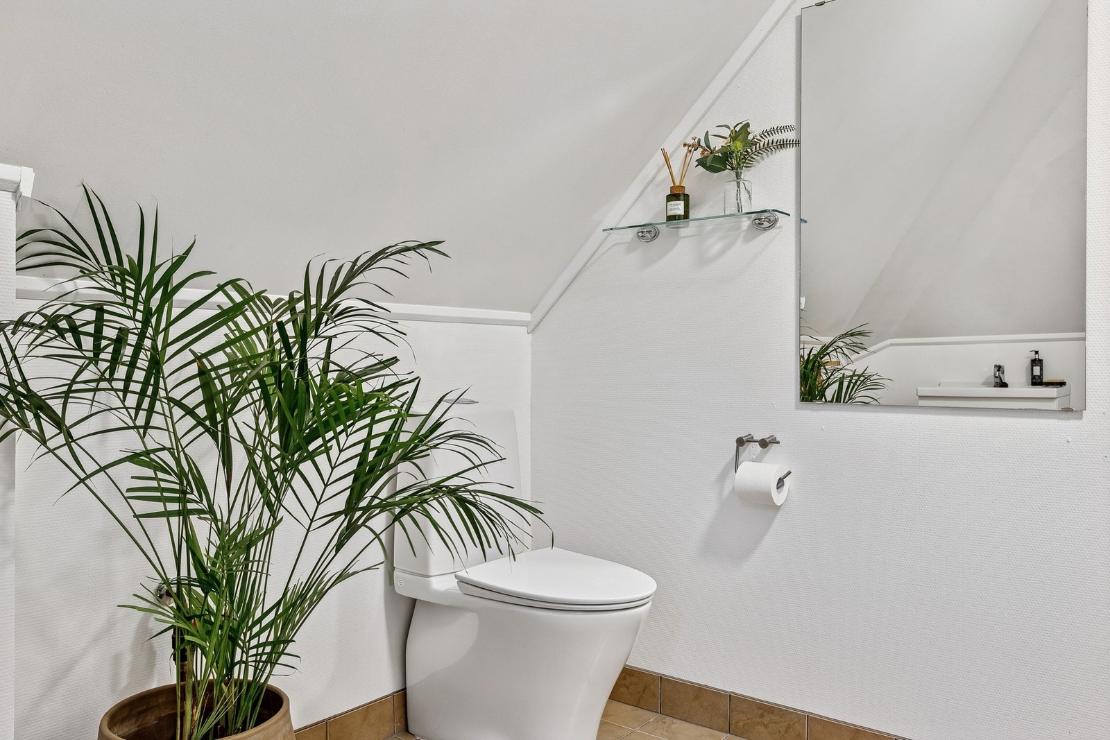 Badet er utstyrt med dusjkabinett, mekanisk avtrekk, opplegg, servantskap, stoppekran og wc. Galleribilde