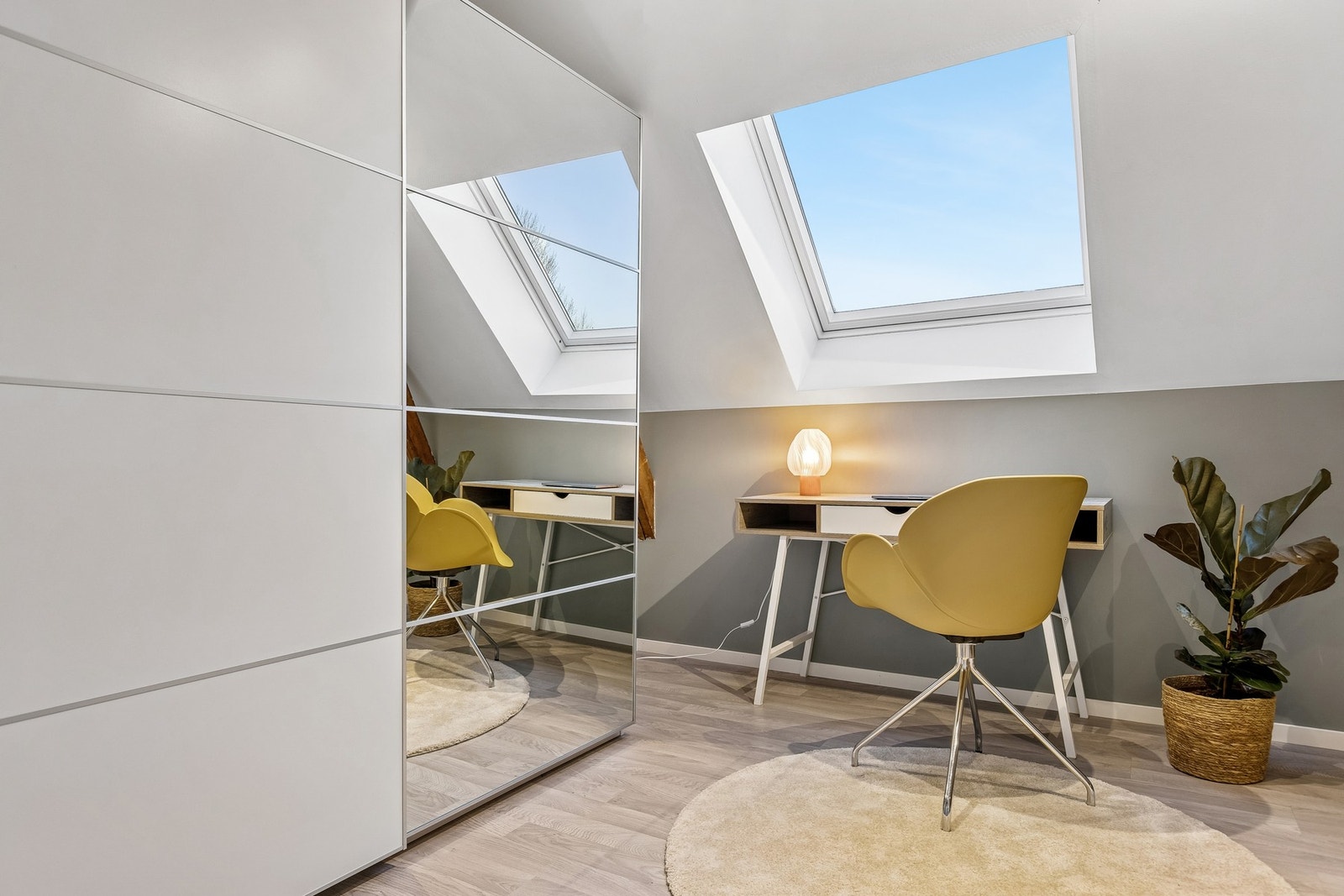 Beliggenheten er svært sentral, med kort vei til kollektivtransport og alle nødvendige servicefasiliteter i gangavstand. Galleribilde