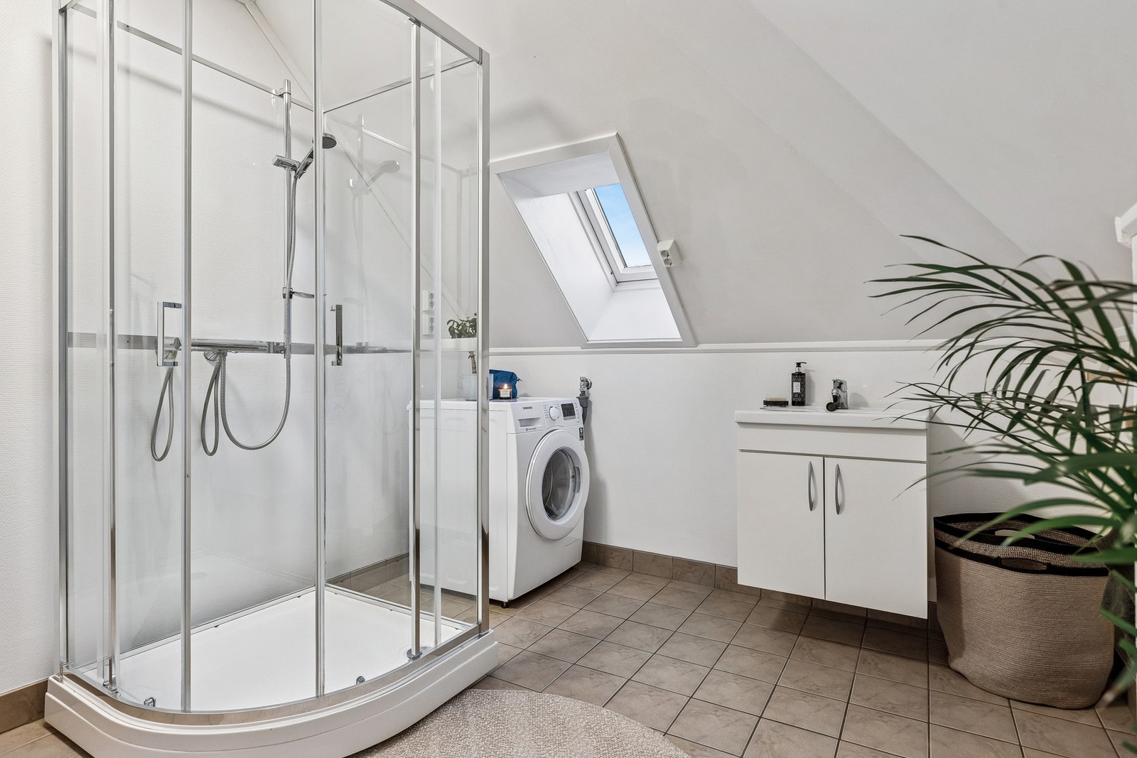 Badet har flislagt gulv (med varmekabler), malt glassfiberstrie på vegger og er på 6,5 kvm. Galleribilde