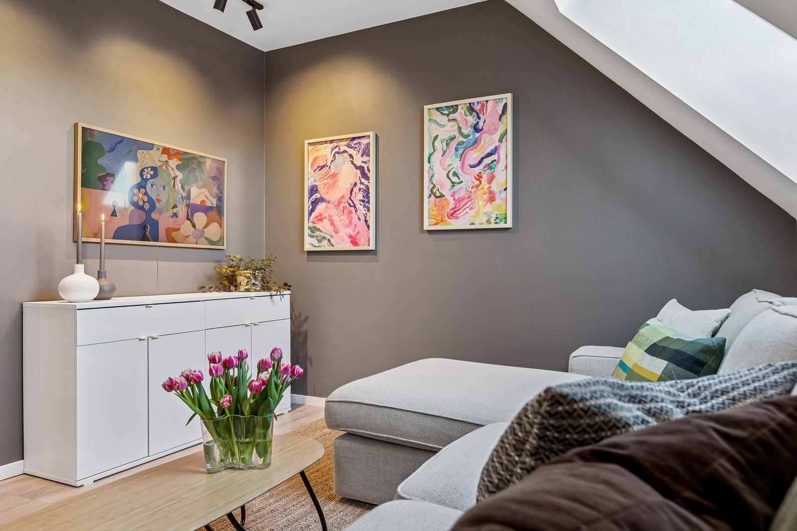 Med lave felleskostnader blir dette et økonomisk gunstig hjem med enkel hverdag. Galleribilde