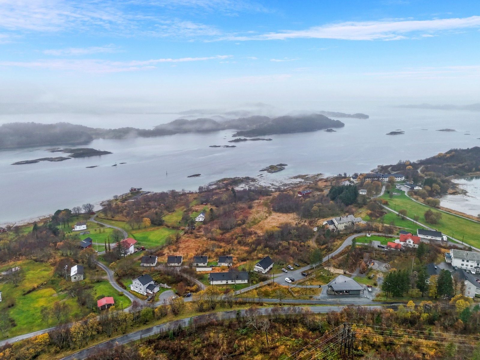 Fra eiendommen er det gangavstand til både butikk, skole og barnehage, noe som gjør hverdagen enkel og trygg for barnefamilier. Galleribilde