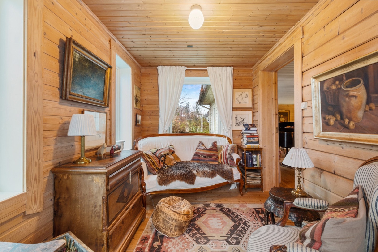 Koselig stuekrok/vinterhage som naturlig forlenger stuerommet. Herfra er det dirkete utgang til verandaen. Galleribilde