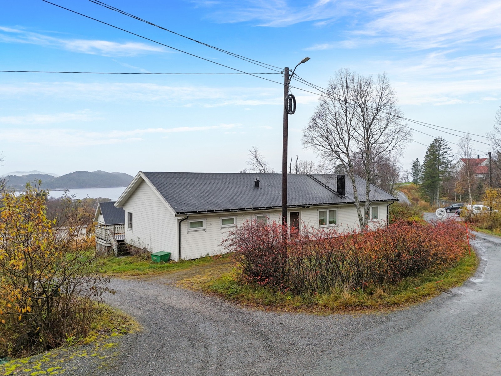 Det er rikelig med biloppstillingsplass i forkant av boligen. Galleribilde