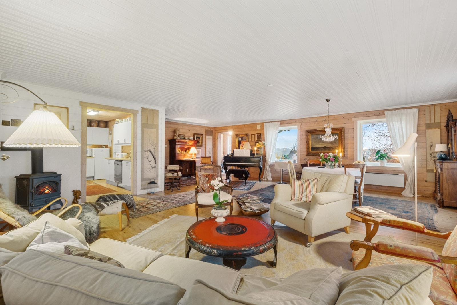 Rommet fremstår som svært romslig, med praktisk planløsning og gode møbleringsmuligheter - Koselig vedovn etablert i hjørnet. Galleribilde