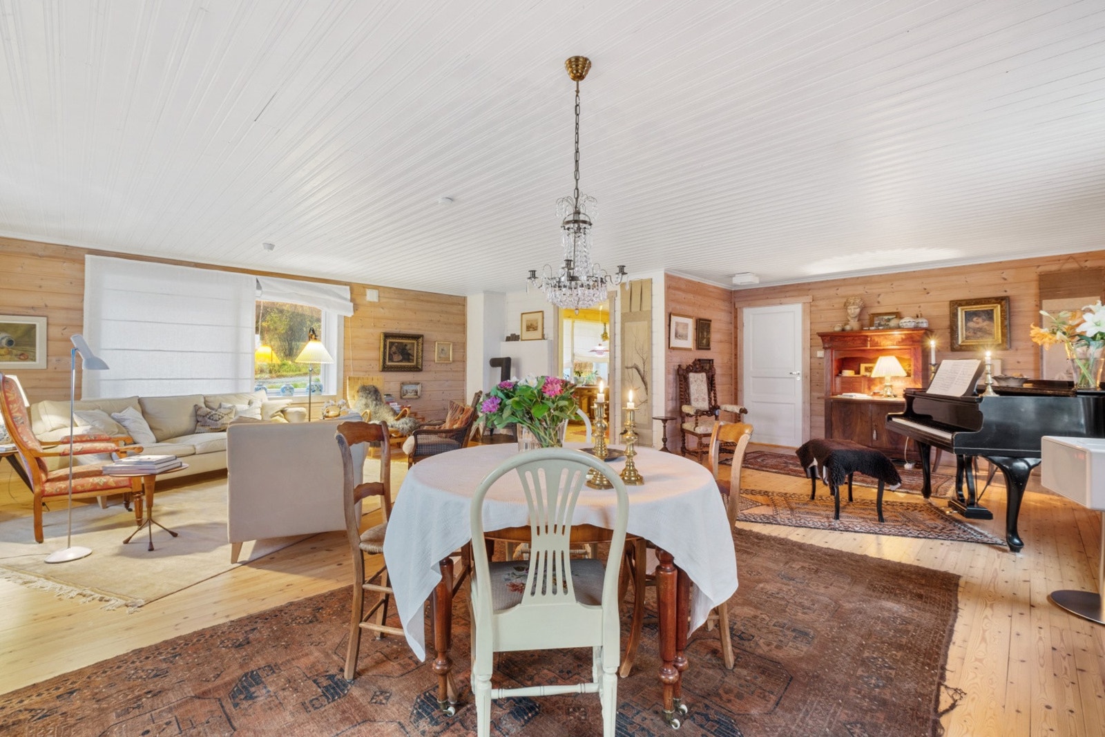 Stuen har furuparkett på gulvet, trepanel på veggene og i taket. Galleribilde