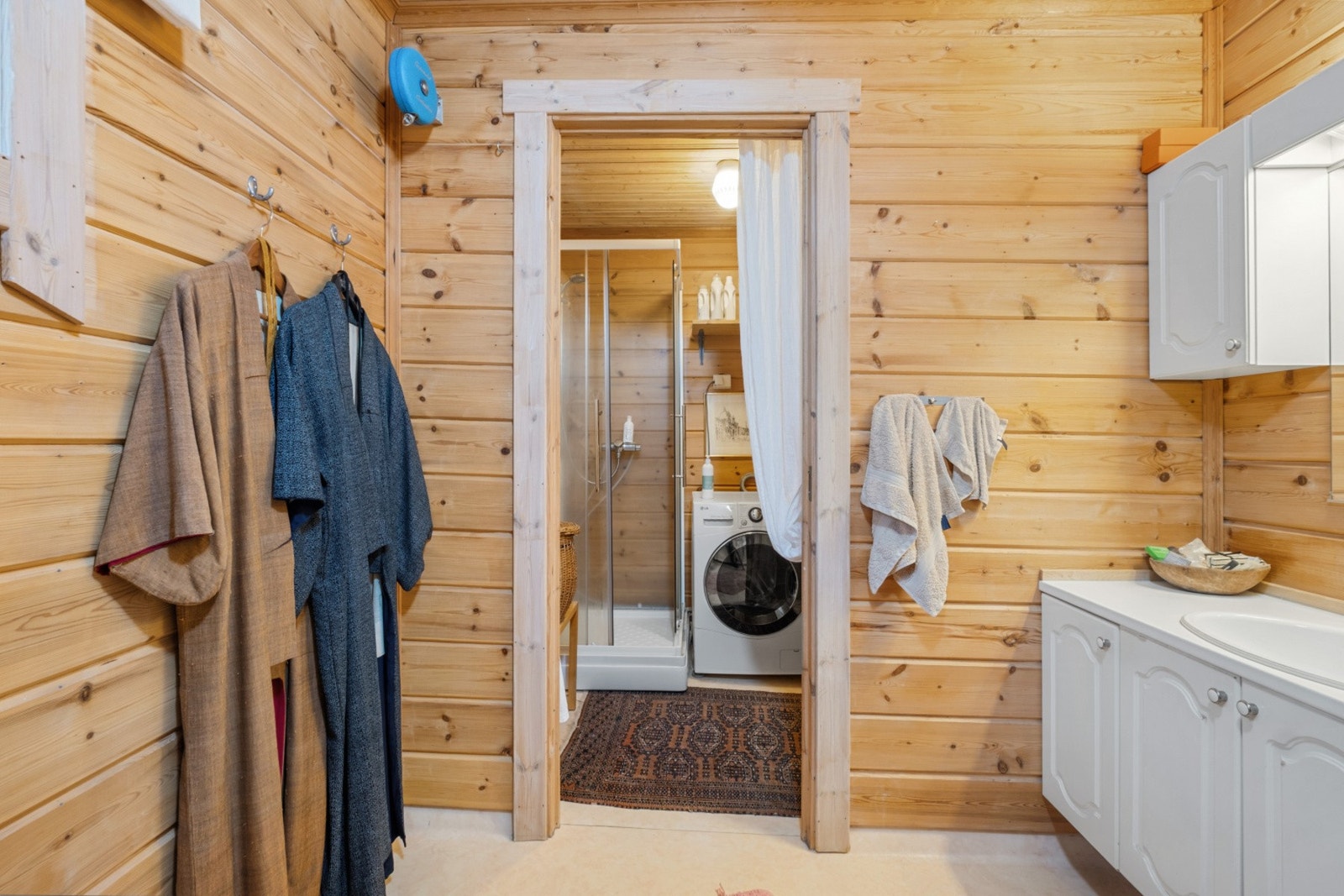 Rommet har innredning med nedfelt servant, toalett, dusjkabinett, badekar og opplegg for vaskemaskin. Galleribilde