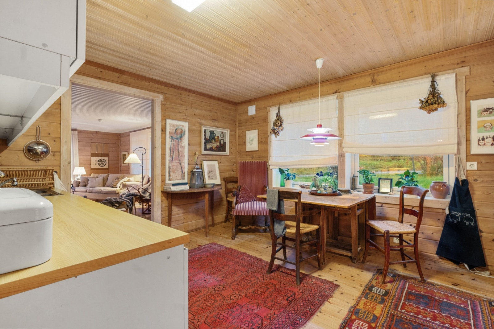 Koselig spiseplass i overgang mellom kjøkken og stue. Galleribilde