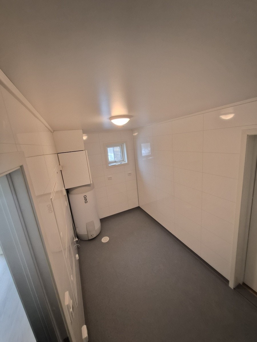 Vaskerom med oppkoblingsmuligheter for vaskemaskin og tørketrommel Galleribilde