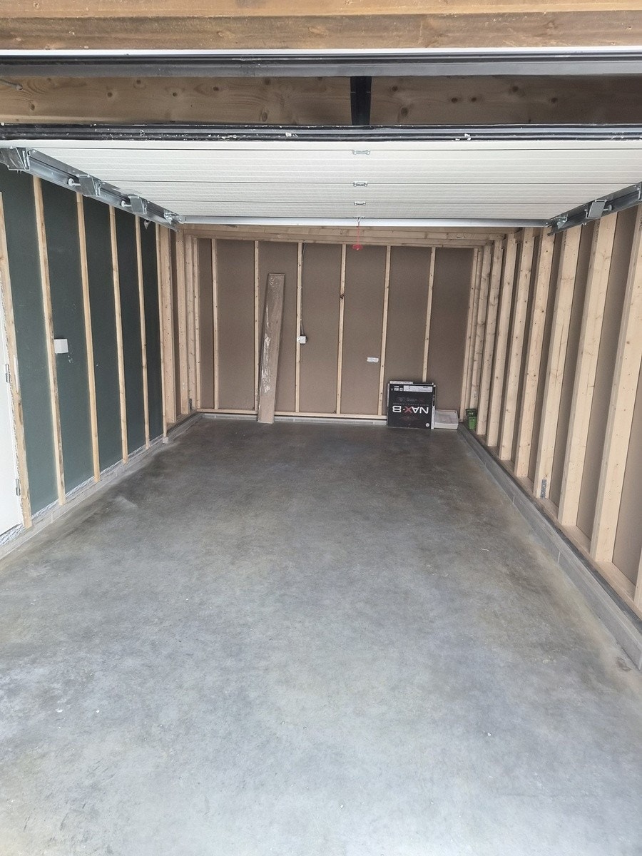 Romslig garasje med mulighet for både bil og lagring Galleribilde