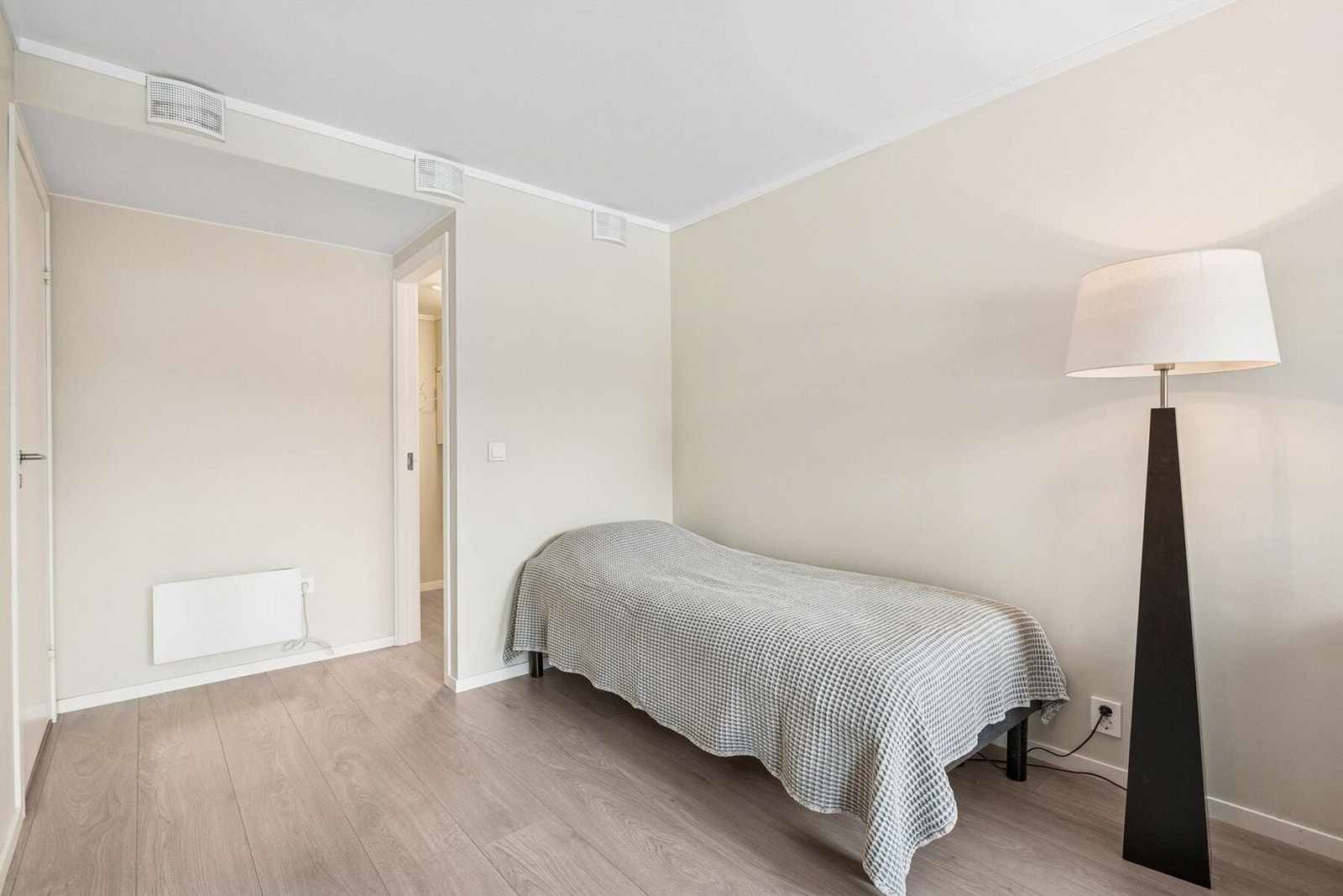 Stue med god plass til sove- og oppholdssone i én åpen løsning. Galleribilde