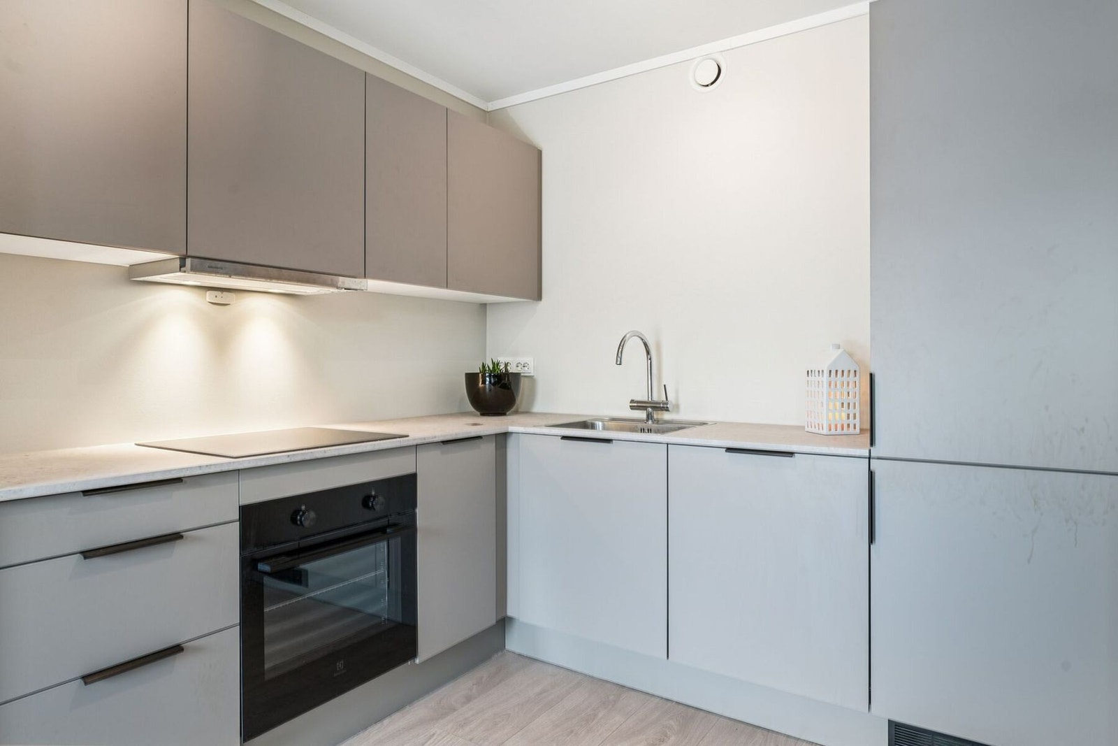 Kjøkkenet er montert med integrerte hvitevarer. Galleribilde