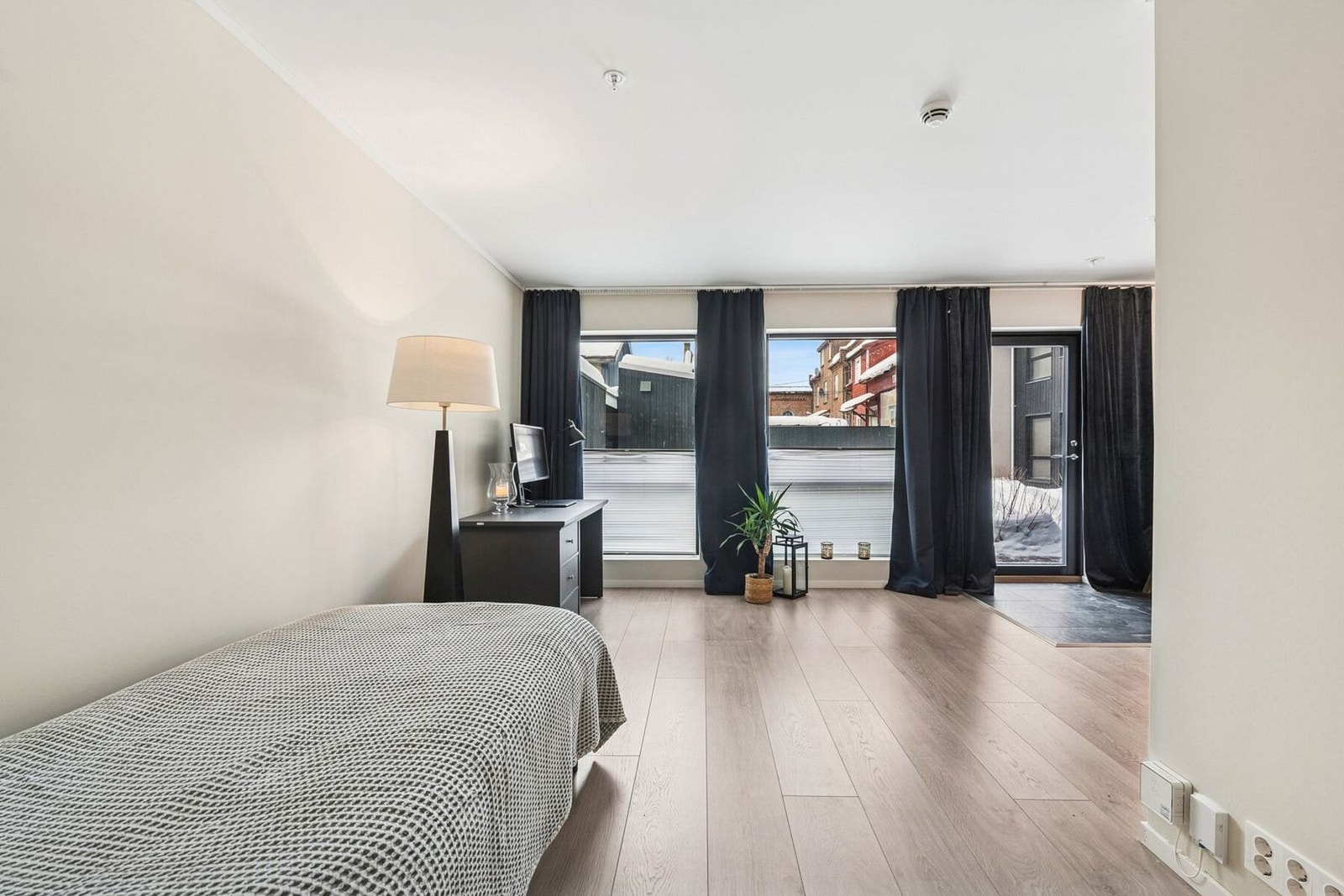 Leiligheten har store vinduer som fører til godt med lysinnslipp. Galleribilde