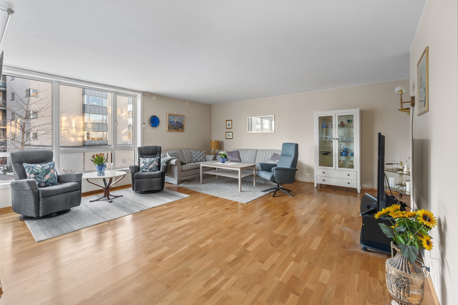 Lys, trivelig treromsleilighet med attraktiv beliggenhet og utsikt til Steinkjerelva! Galleribilde