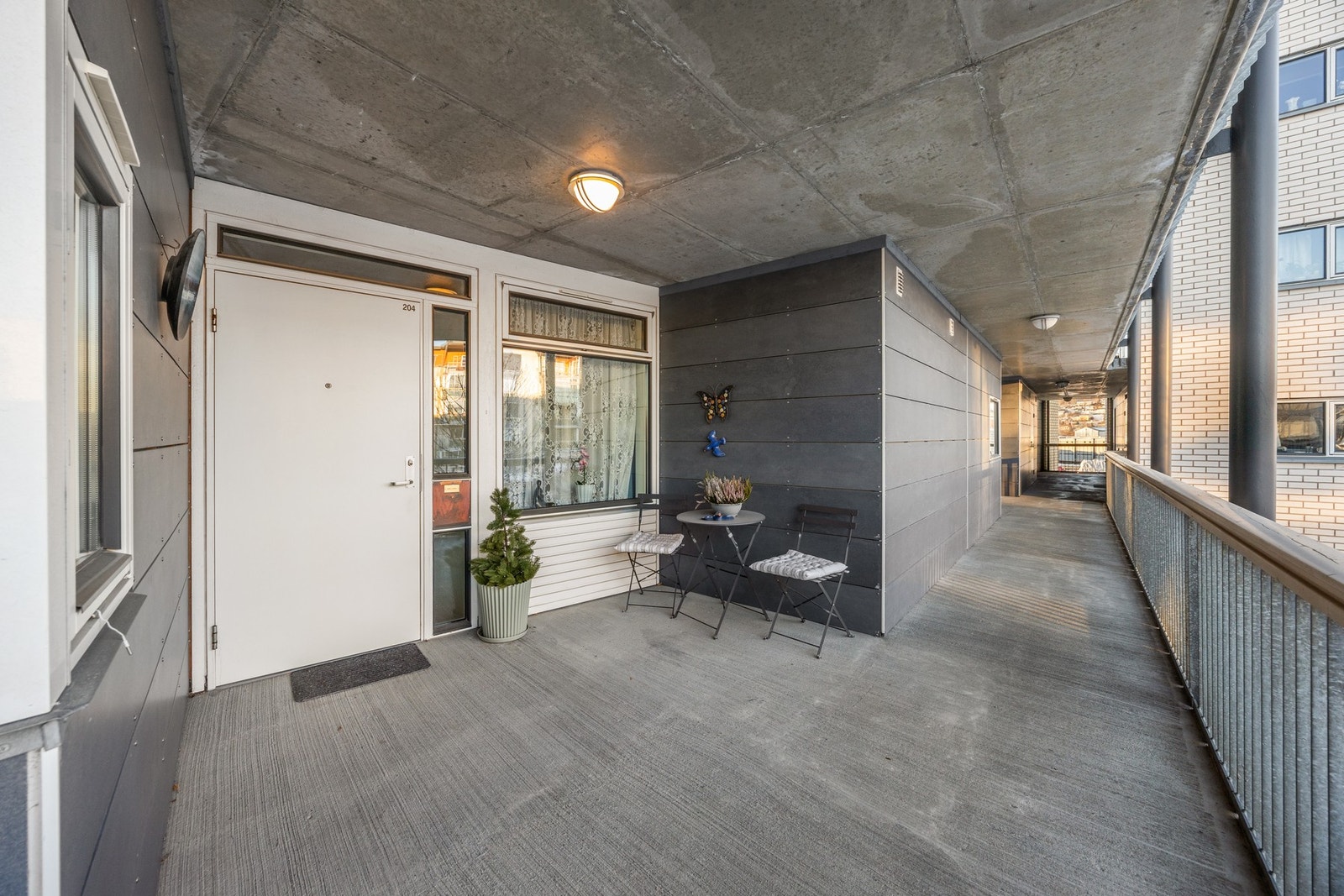 Inngangsparti. Bygget har heis. Galleribilde