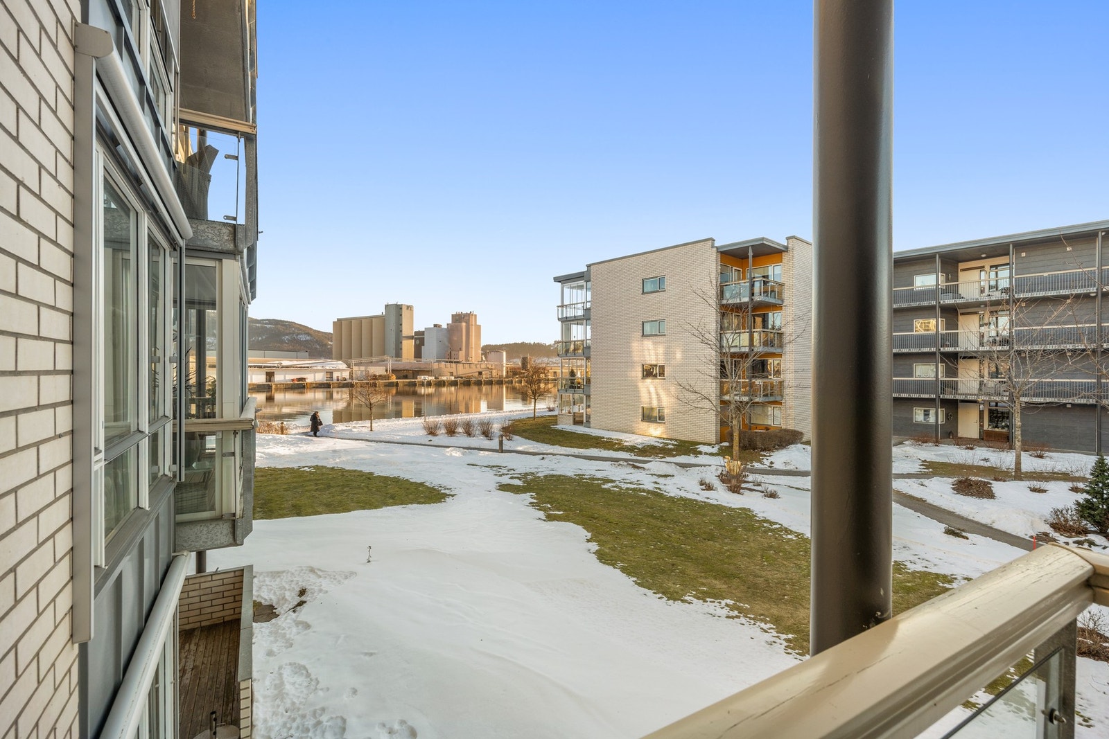 Fra balkongen har man utsikt til elva og over fellesområdet! Galleribilde