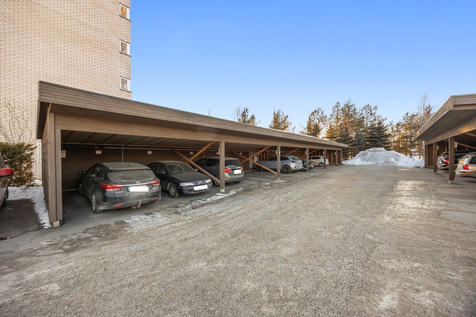 Parkering i carport medfølger leiligheten Galleribilde