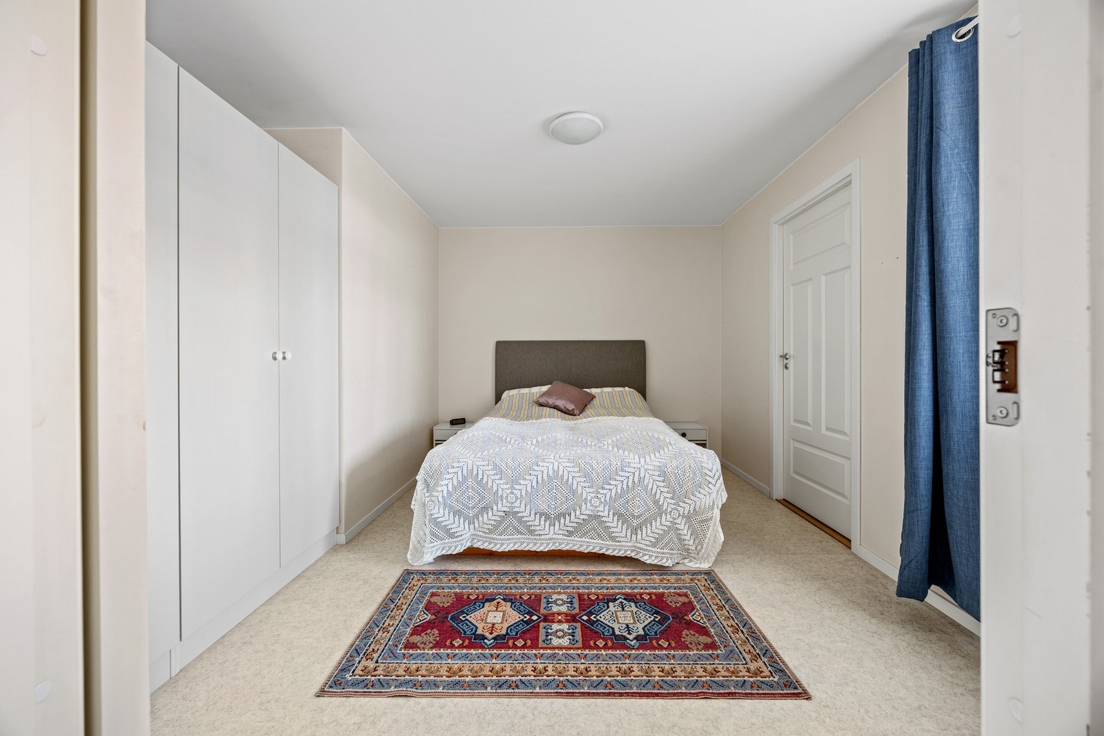 Soverom - ca 12 kvm. God plass til seng, garderobeløsning og nattbord. Det er adkomst til bod på ca 3 kvm. Galleribilde