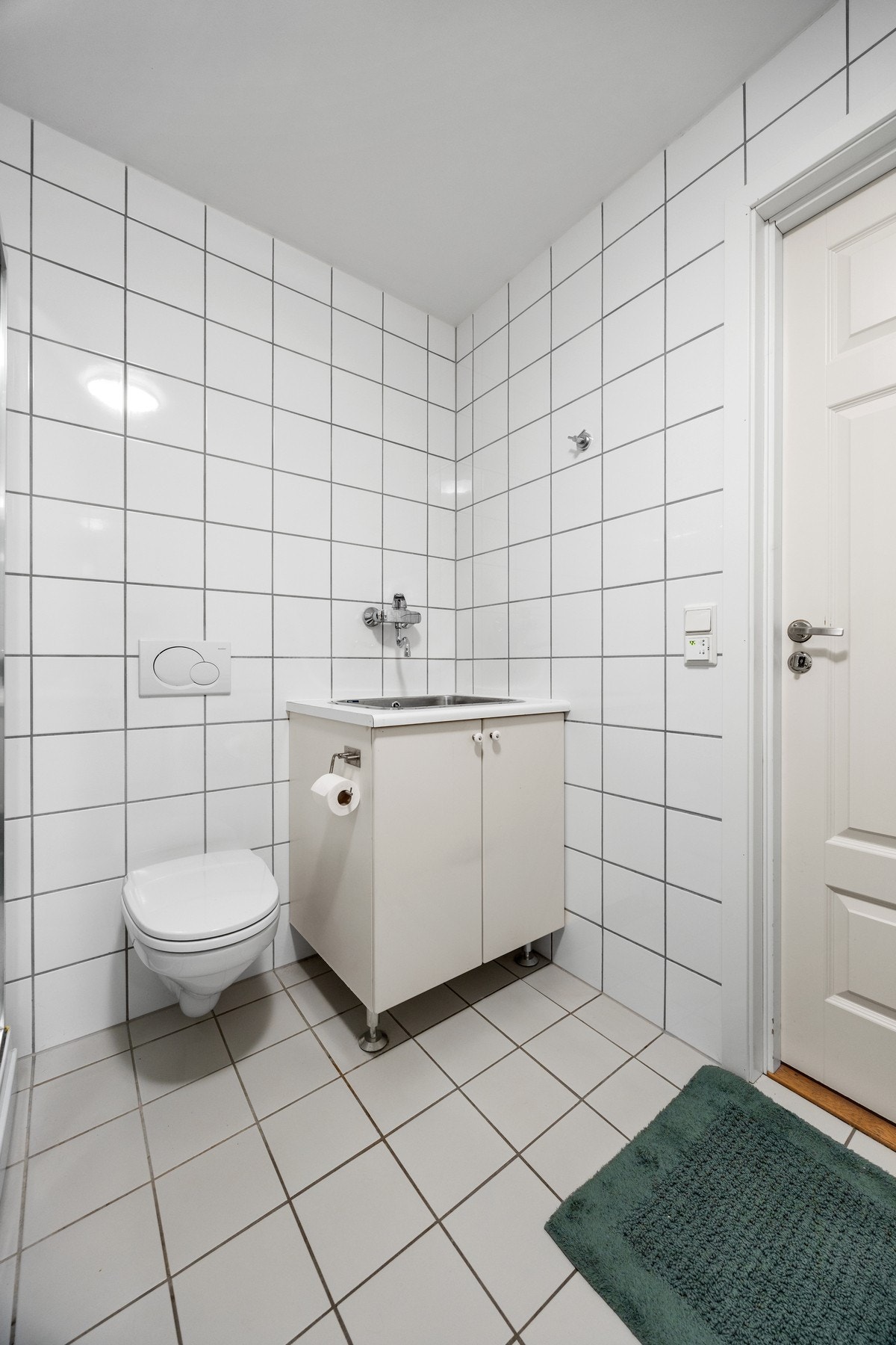 Vaskeromsskap med utslagsvask. Galleribilde