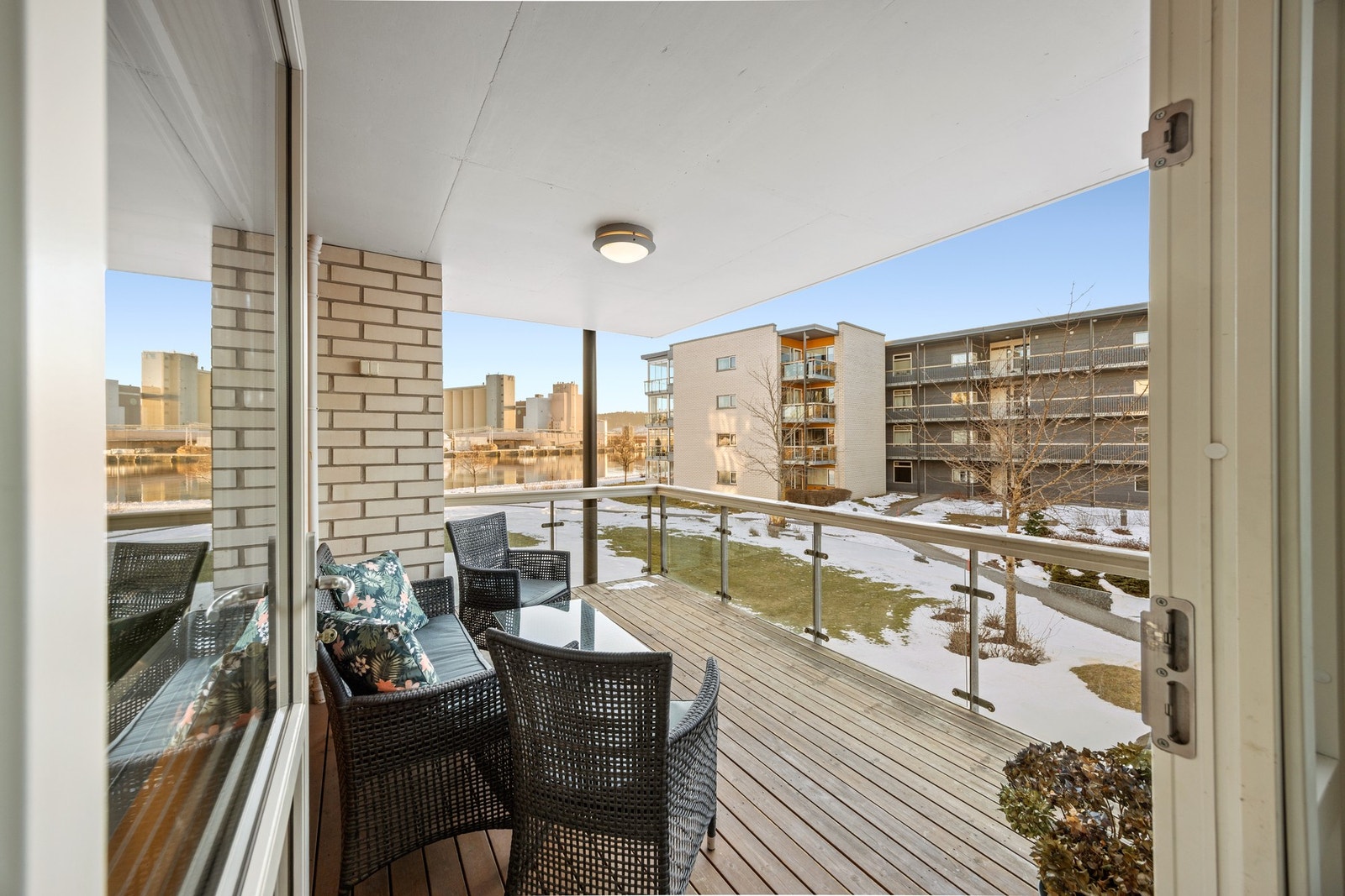 Fra stuen er det utgang til balkong på ca 13 kvm. Galleribilde