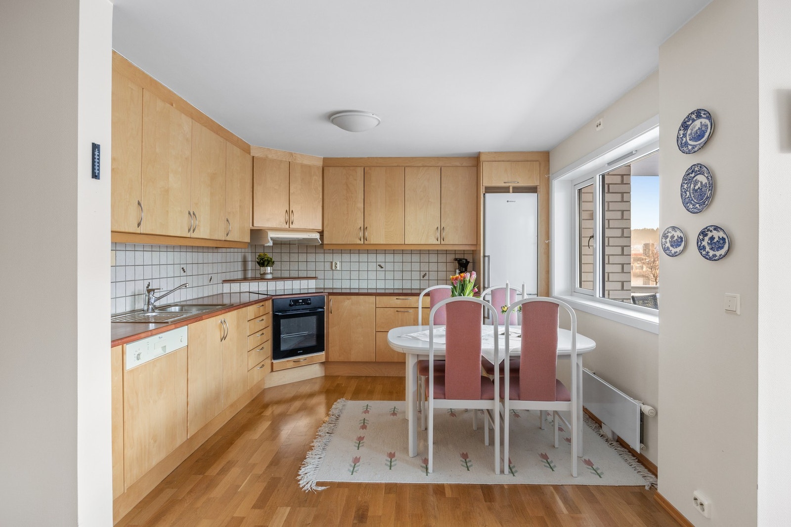 Pen kjøkkeninnredning med integrert oppvaskmaskin, stekeovn og platetopp. Stekeovn og platetopp er nye i 2021. Galleribilde