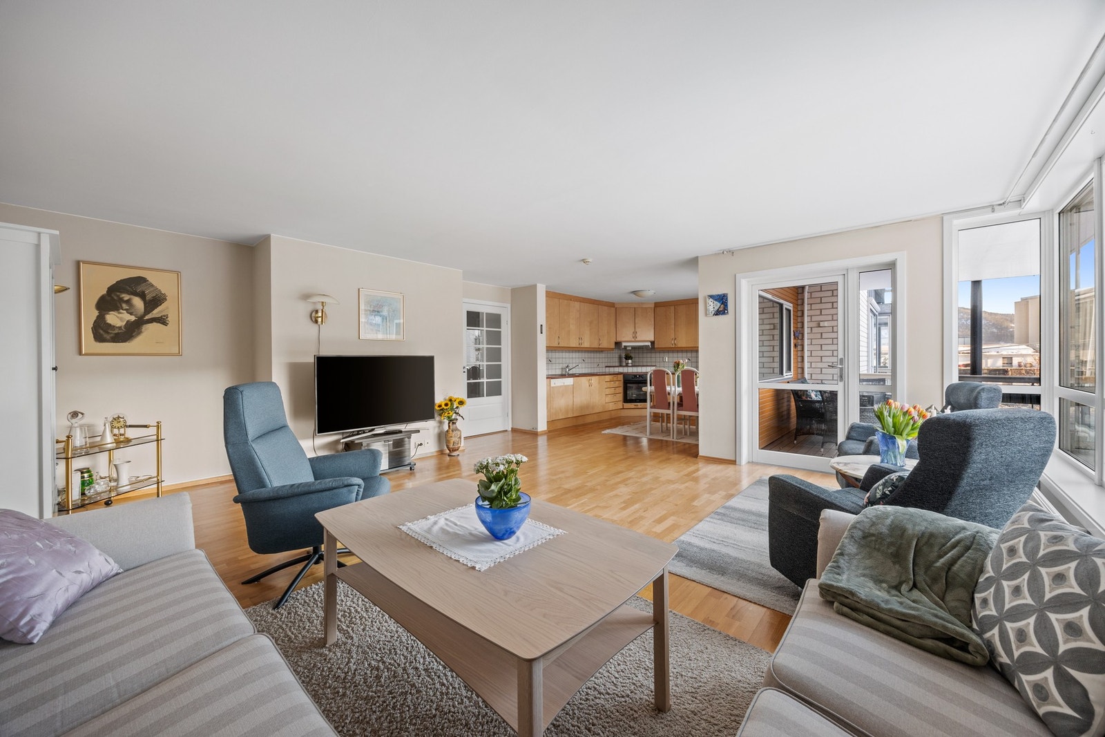 Stue og kjøkken måler til sammen ca 42 kvm. Galleribilde