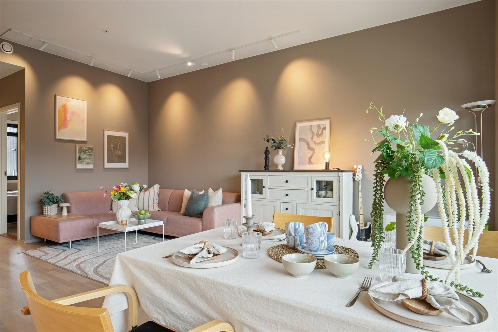 Stuen gir god plass til både spisebord og sofagruppe, samt mediemøblement. Galleribilde