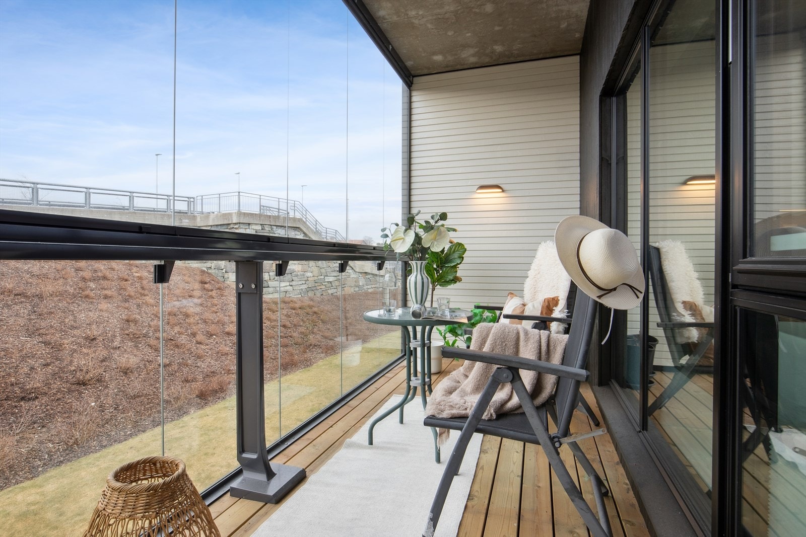 Den innglassede balkongen på 9 m² fungerer som en fin forlengelse av stuen. Galleribilde