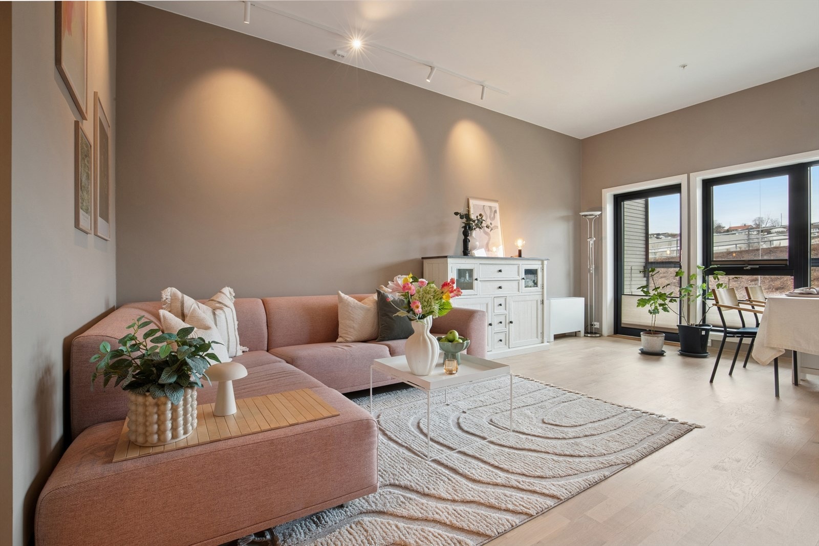 Delikate fargevalg, parkett på gulvet og moderne løsninger gir leiligheten et gjennomført uttrykk. Galleribilde